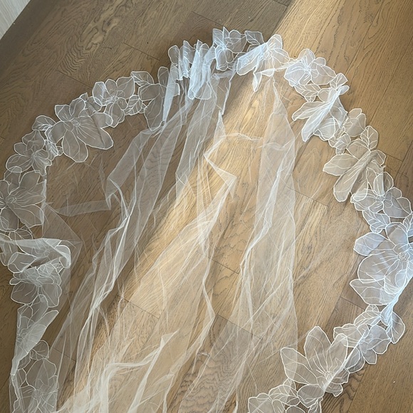 Lela Rose | The Mayfair Veil | Fall 2024 | Color: Soft White - Picture 4 of 4